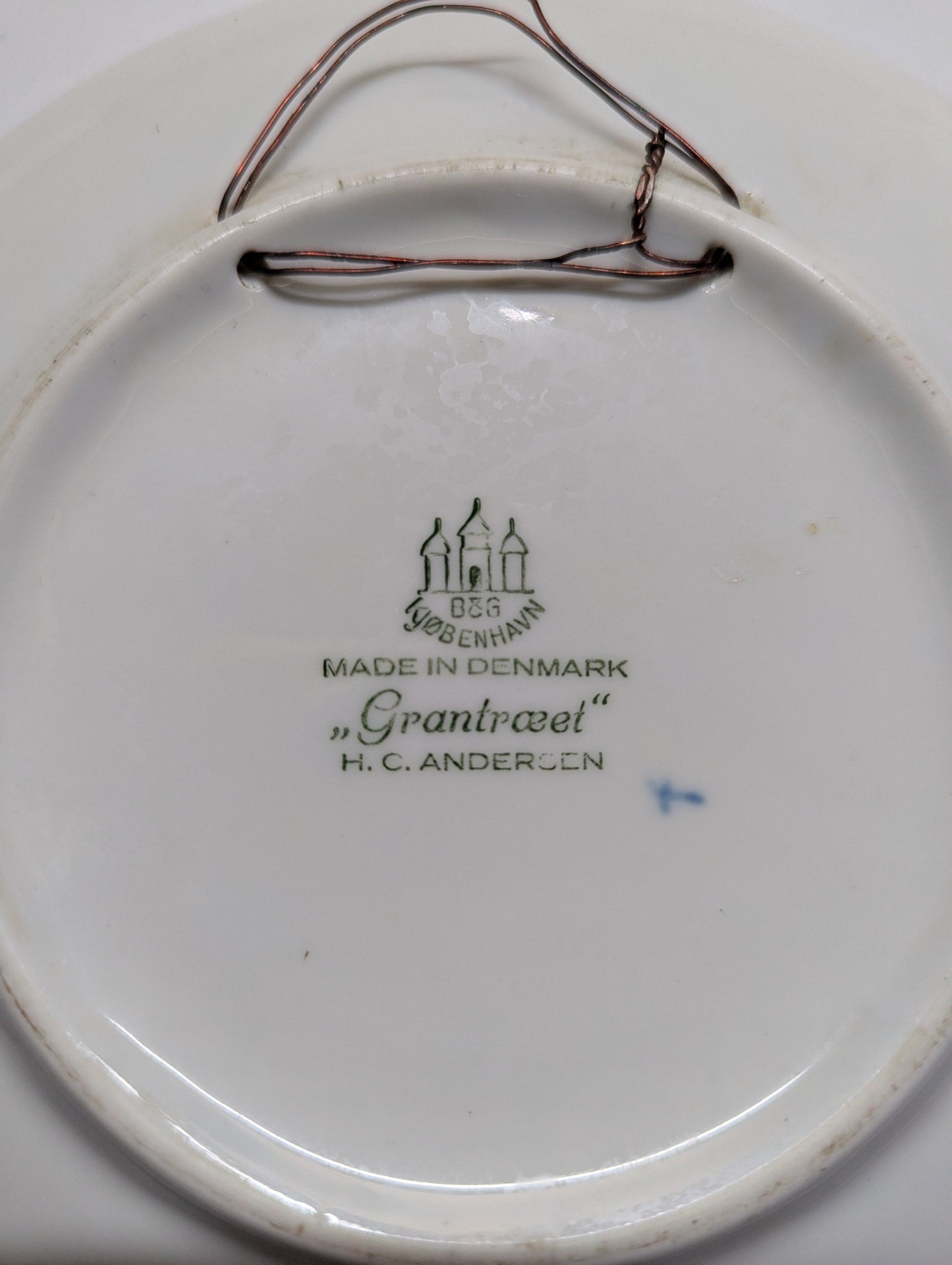Jule After 1964 Rabbit Plate 7.25" w/wire hanger